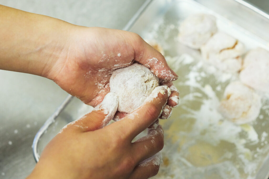 ph5_おべんと屋さん〈75foods〉吉森なな子のレシピ帖 #1 | 片栗粉をまぶしたら一度軽く落として、またまぶして......と繰り返すと、全体にまんべんなく薄い衣がつく。 ph5_おべんと屋さん〈75foods〉吉森なな子のレシピ帖 #1 | 片栗粉をまぶしたら一度軽く落として、またまぶして......と繰り返すと、全体にまんべんなく薄い衣がつく。