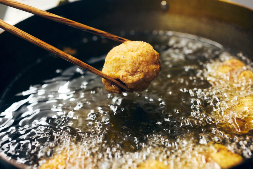 ph7_おべんと屋さん〈75foods〉吉森なな子のレシピ帖 #1 | 形を丸く整えた唐揚げは、お弁当にも詰めやすい。 ph7_おべんと屋さん〈75foods〉吉森なな子のレシピ帖 #1