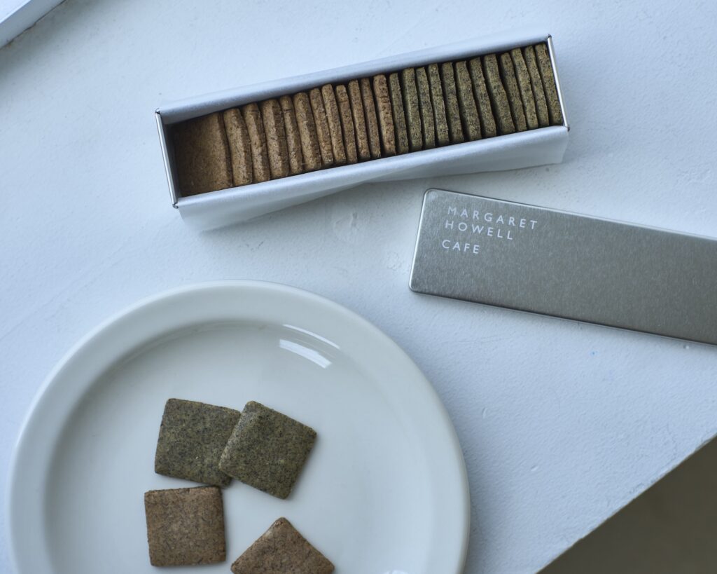 【会員限定プレゼント】最新号「料理好きの台所」。〈マーガレット・ハウエル〉と『&Premium』がコラボレーションしたクッキー缶を5名に。