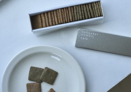 【会員限定プレゼント】最新号「料理好きの台所」。〈マーガレット・ハウエル〉と『&Premium』がコラボレーションしたクッキー缶を5名に。