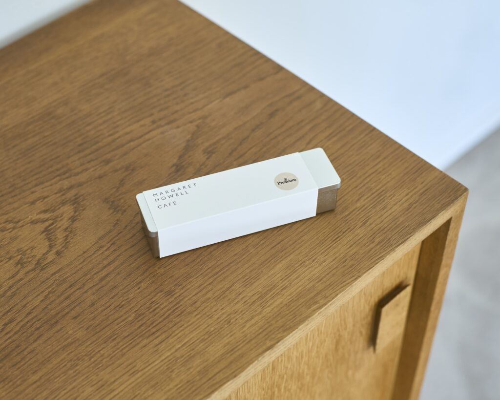 【会員限定プレゼント】最新号「料理好きの台所」。〈マーガレット・ハウエル〉と『&Premium』がコラボレーションしたクッキー缶を5名に。