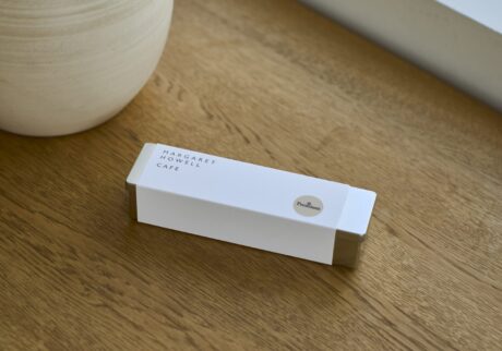 【会員限定プレゼント】最新号「料理好きの台所」。〈マーガレット・ハウエル〉と『&Premium』がコラボレーションしたビスケット缶を5名に。