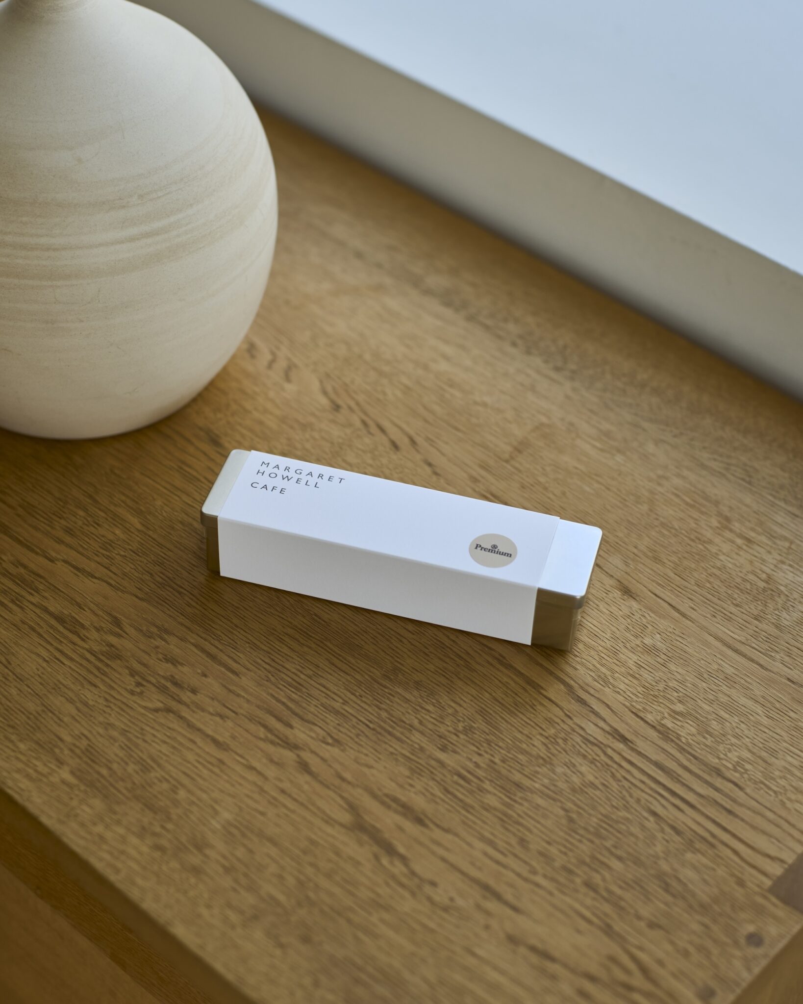 【会員限定プレゼント】最新号「料理好きの台所」。〈マーガレット・ハウエル〉と『&Premium』がコラボレーションしたビスケット缶を5名に。