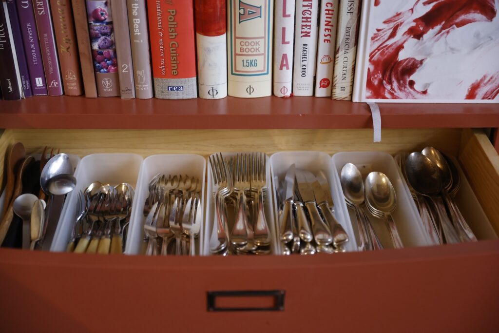 カトラリーの整理から、始めてみよう。編集後記「料理好きの台所」本棚の引き出しにぴったりと収まった小堀紀代美さんのカトラリー類。無印良品のボックスが引き出しの奥行きにシンデレラフィットしたという。 | 本棚の引き出しにぴったりと収まった小堀紀代美さんのカトラリー類。無印良品のボックスが引き出しの奥行きにシンデレラフィットしたという。 カトラリーの整理から、始めてみよう。編集後記「料理好きの台所」本棚の引き出しにぴったりと収まった小堀紀代美さんのカトラリー類。無印良品のボックスが引き出しの奥行きにシンデレラフィットしたという。