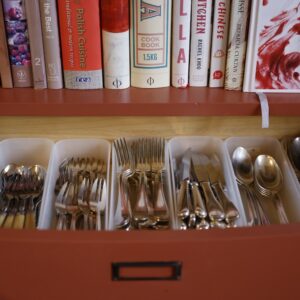 カトラリーの整理から、始めてみよう。編集後記「料理好きの台所」本棚の引き出しにぴったりと収まった小堀紀代美さんのカトラリー類。無印良品のボックスが引き出しの奥行きにシンデレラフィットしたという。 | 本棚の引き出しにぴったりと収まった小堀紀代美さんのカトラリー類。無印良品のボックスが引き出しの奥行きにシンデレラフィットしたという。 カトラリーの整理から、始めてみよう。編集後記「料理好きの台所」本棚の引き出しにぴったりと収まった小堀紀代美さんのカトラリー類。無印良品のボックスが引き出しの奥行きにシンデレラフィットしたという。 | 本棚の引き出しにぴったりと収まった小堀紀代美さんのカトラリー類。無印良品のボックスが引き出しの奥行きにシンデレラフィットしたという。