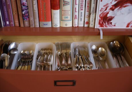 カトラリーの整理から、始めてみよう。編集後記「料理好きの台所」本棚の引き出しにぴったりと収まった小堀紀代美さんのカトラリー類。無印良品のボックスが引き出しの奥行きにシンデレラフィットしたという。 | 本棚の引き出しにぴったりと収まった小堀紀代美さんのカトラリー類。無印良品のボックスが引き出しの奥行きにシンデレラフィットしたという。