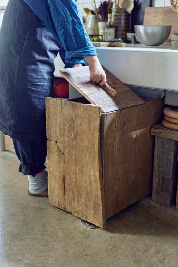 築150年のお勝手を、朗らかな台所に。古民家を改修した、心地よい台所。古材で誂えたゴミ箱 (キャスター付き) はシンク下にぴったり収まる。 | 古材で誂えたゴミ箱(キャスター付き)はシンク下にぴったり収まる。 築150年のお勝手を、朗らかな台所に。古民家を改修した、心地よい台所。古材で誂えたゴミ箱 (キャスター付き) はシンク下にぴったり収まる。 | 古材で誂えたゴミ箱(キャスター付き)はシンク下にぴったり収まる。