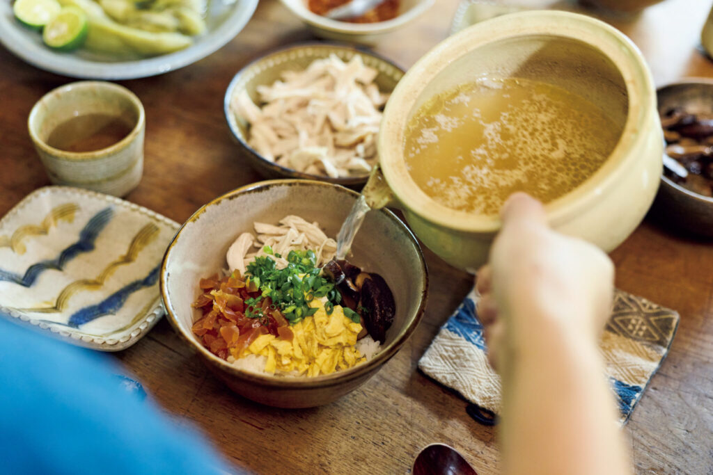 築150年のお勝手を、朗らかな台所に。古民家を改修した、心地よい台所。今日のお昼は鶏飯。友人にごちそうになって以来、佳子さんのレパートリーに加わった。ご飯に鶏、錦糸卵、椎茸の含め煮、奈良漬などをのせて鶏だしをかける。 | 今日のお昼は鶏飯。友人にごちそうになって以来、佳子さんのレパートリーに加わった。ご飯に鶏、錦糸卵、椎茸の含め煮、奈良漬などをのせて鶏だしをかける。 築150年のお勝手を、朗らかな台所に。古民家を改修した、心地よい台所。今日のお昼は鶏飯。友人にごちそうになって以来、佳子さんのレパートリーに加わった。ご飯に鶏、錦糸卵、椎茸の含め煮、奈良漬などをのせて鶏だしをかける。