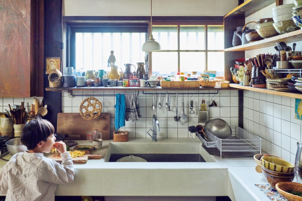 築150年のお勝手を、朗らかな台所に。古民家を改修した、心地よい台所。やわらかな光に包まれた、白を基調とした朝倉佳子さんの台所。夏が近づくと、正面に並ぶ陶器の水差しをガラス製のものに替えるなど、季節や暮らしのリズムを大切にしている。 | やわらかな光に包まれた、白を基調とした朝倉佳子さんの台所。夏が近づくと、正面に並ぶ陶器の水差しをガラス製のものに替えるなど、季節や暮らしのリズムを大切にしている。 築150年のお勝手を、朗らかな台所に。古民家を改修した、心地よい台所。やわらかな光に包まれた、白を基調とした朝倉佳子さんの台所。夏が近づくと、正面に並ぶ陶器の水差しをガラス製のものに替えるなど、季節や暮らしのリズムを大切にしている。