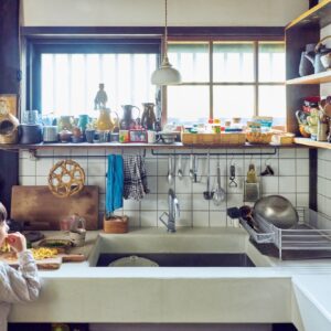 築150年のお勝手を、朗らかな台所に。古民家を改修した、心地よい台所。やわらかな光に包まれた、白を基調とした朝倉佳子さんの台所。夏が近づくと、正面に並ぶ陶器の水差しをガラス製のものに替えるなど、季節や暮らしのリズムを大切にしている。 | やわらかな光に包まれた、白を基調とした朝倉佳子さんの台所。夏が近づくと、正面に並ぶ陶器の水差しをガラス製のものに替えるなど、季節や暮らしのリズムを大切にしている。