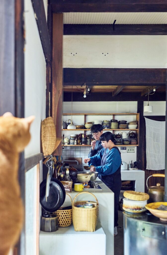 築150年のお勝手を、朗らかな台所に。古民家を改修した、心地よい台所。夫の圭一さんとふたりで台所に立つのも自然なこと。手前の壁のザル (右ページ写真の | 夫の圭一さんとふたりで台所に立つのも自然なこと。手前の壁のザル(1枚目の中央も)は小屋名しょうけ。岐阜・高山の小屋名地区に古くから伝わる手仕事の道具だ。 築150年のお勝手を、朗らかな台所に。古民家を改修した、心地よい台所。夫の圭一さんとふたりで台所に立つのも自然なこと。手前の壁のザル (右ページ写真の | 夫の圭一さんとふたりで台所に立つのも自然なこと。手前の壁のザル(1枚目の中央も)は小屋名しょうけ。岐阜・高山の小屋名地区に古くから伝わる手仕事の道具だ。