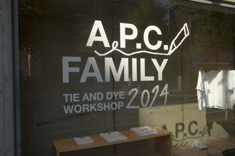 「A.P.C. FAMILY 2024」のサインで彩られた、『A.P.C. DAIKANYAMA FEMME』のウィンドウ。