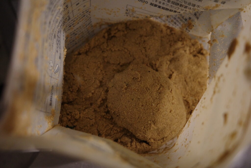 ぬか漬け、はじめました。編集後記「料理好きの台所」アボカドは崩れやすいので、ぬかで包みこんだあと、上にそっと置くだけでOK。