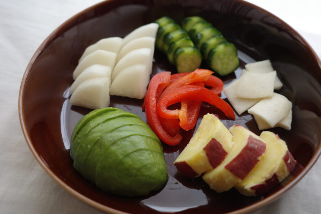 ぬか漬け、はじめました。編集後記「料理好きの台所」ぬか漬けの盛り合わせ。パプリカがあるだけで、プレートが一気に華やかに。大根は皮と中心部分で味や食感が異なり、どちらもおいしい。