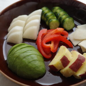 ぬか漬け、はじめました。編集後記「料理好きの台所」ぬか漬けの盛り合わせ。パプリカがあるだけで、プレートが一気に華やかに。大根は皮と中心部分で味や食感が異なり、どちらもおいしい。 | ぬか漬けの盛り合わせ。パプリカがあるだけで、プレートが一気に華やかに。大根は皮と中心部分で分けることで、味や食感の違いを楽しめます。