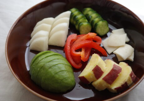 ぬか漬け、はじめました。編集後記「料理好きの台所」ぬか漬けの盛り合わせ。パプリカがあるだけで、プレートが一気に華やかに。大根は皮と中心部分で味や食感が異なり、どちらもおいしい。 | ぬか漬けの盛り合わせ。パプリカがあるだけで、プレートが一気に華やかに。大根は皮と中心部分で分けることで、味や食感の違いを楽しめます。