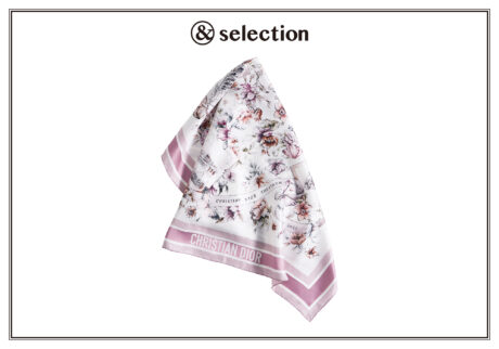 〈ディオール〉から、ローマのランドマークが描かれたエレガントなスカーフを。