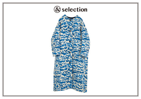 波打つ海のように表情豊かなテキスタイルが印象的。〈ミナ ペルホネン〉のコート。