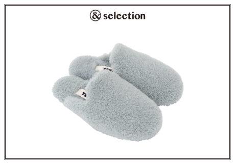 もこもこのソフトムートンで足元をやさしく包み込む〈テクラ〉のスリッパ。