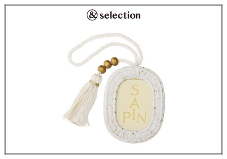 〈ディプティック〉から、オーナメントにもぴったりなホリデーシーズン限定のホームフレグランスを。