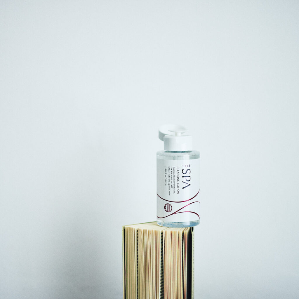 145_p138-139_&Beauty_01 | Koh Gen Do | THE SPA CLEANSING LOTIONメイク落としはもちろん、毛穴や角質の汚れ、くすみまでケア。コットンに含ませて拭き取るだけで、洗い流し不要。使いやすいポンプヘッドタイプ。専用ポンプヘッドは別売り。THESPA クレンジングローション 400㎖¥3,960(Koh Gen Do 0120‒700‒710) 145_p138-139_&Beauty_01