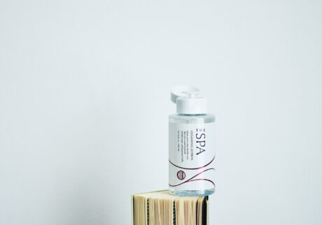 145_p138-139_&Beauty_01 | Koh Gen Do  |  THE SPA CLEANSING LOTIONメイク落としはもちろん、毛穴や角質の汚れ、くすみまでケア。コットンに含ませて拭き取るだけで、洗い流し不要。使いやすいポンプヘッドタイプ。専用ポンプヘッドは別売り。THESPA クレンジングローション 400㎖￥3,960（Koh Gen Do 0120‒700‒710）