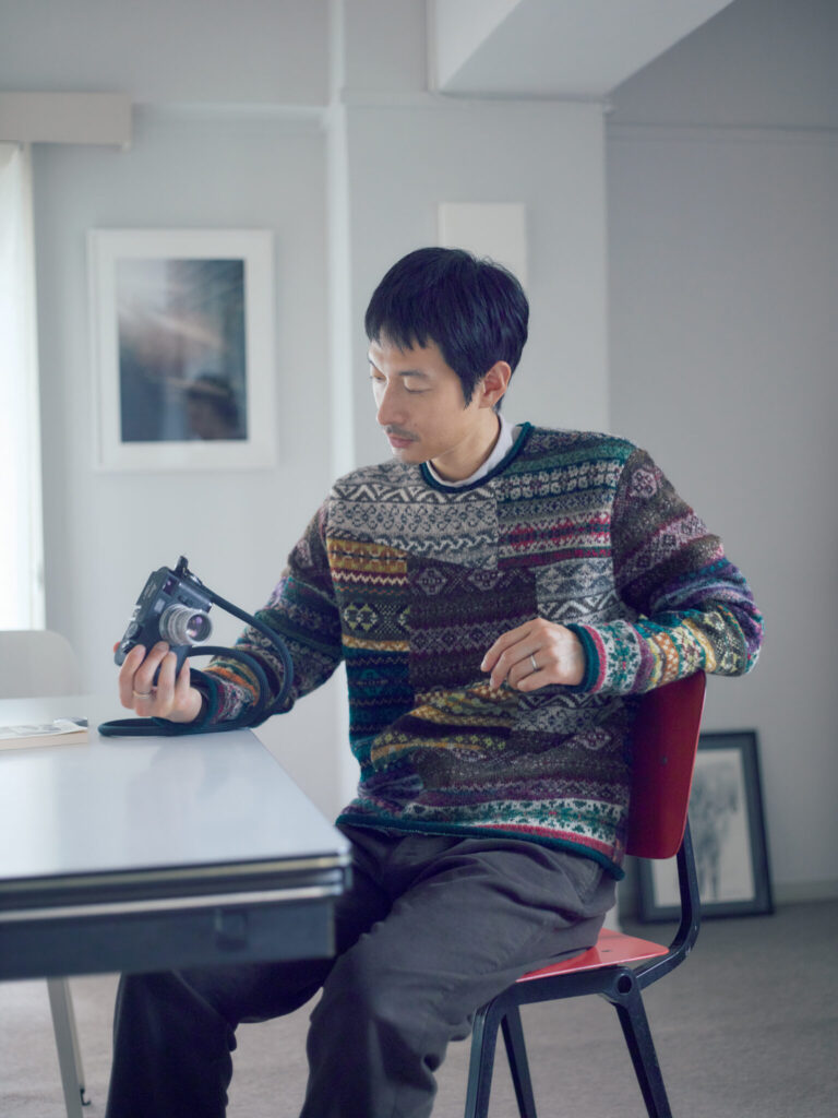 心地よいひとときに寄り添うのは、シェトランド島で5世代続く〈JAMIESON’S〉のフェアアイルニットを、日本の職人が各パーツに合わせて裁断したセーター。一つ一つ縫い合わせてパッチワークに。セーター￥198,0 00、パンツ￥41,800 (ともにパパス) その他本人私物