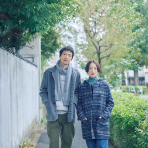 冬の景色に合うグレートーンのスタイル。右／ジャカード柄のアウターは、貴重なフライス編み機で時間をかけて編み上げた生地。コート￥107,800、タートル￥14,300、カーディガン￥40,700、パンツ￥33,000 (以上マドモアゼルノンノン) 左／ちらりと覗くカバーオールの裏地のチェックが、装いに表情をそえる。トレーナーの袖口からヒントを得たマフラーがアクセント。カバーオール￥99,000、スウェット￥36,300、パンツ￥41,800、スウェットマフラー￥19,800 (以上パパス) | 冬の景色に合うグレートーンのスタイル。右／ジャカード柄のアウターは、貴重なフライス編み機で時間をかけて編み上げた生地。コート￥107,800、タートル￥14,300、カーディガン￥40,700、パンツ￥33,000（以上マドモアゼルノンノン） 左／ちらりと覗くカバーオールの裏地のチェックが、装いに表情をそえる。トレーナーの袖口からヒントを得たマフラーがアクセント。カバーオール￥99,000、スウェット￥36,300、パンツ￥41,800、スウェットマフラー￥19,800（以上パパス）