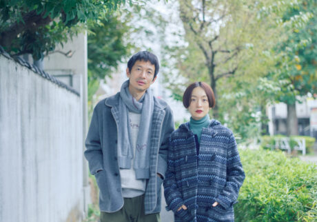 冬の景色に合うグレートーンのスタイル。右／ジャカード柄のアウターは、貴重なフライス編み機で時間をかけて編み上げた生地。コート￥107,800、タートル￥14,300、カーディガン￥40,700、パンツ￥33,000 (以上マドモアゼルノンノン) 左／ちらりと覗くカバーオールの裏地のチェックが、装いに表情をそえる。トレーナーの袖口からヒントを得たマフラーがアクセント。カバーオール￥99,000、スウェット￥36,300、パンツ￥41,800、スウェットマフラー￥19,800 (以上パパス) | 冬の景色に合うグレートーンのスタイル。右／ジャカード柄のアウターは、貴重なフライス編み機で時間をかけて編み上げた生地。コート￥107,800、タートル￥14,300、カーディガン￥40,700、パンツ￥33,000（以上マドモアゼルノンノン） 左／ちらりと覗くカバーオールの裏地のチェックが、装いに表情をそえる。トレーナーの袖口からヒントを得たマフラーがアクセント。カバーオール￥99,000、スウェット￥36,300、パンツ￥41,800、スウェットマフラー￥19,800（以上パパス）