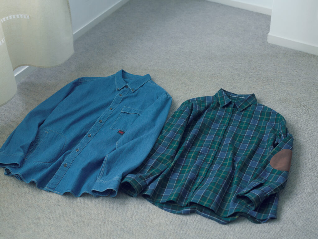 右／緻密に織り上げた双糸使いの生地に、両面シャギーの深い起毛を施すことで見た目以上に暖かいのが魅力。エルボーパッチが目を惹く。￥36,300 (マドモアゼルノンノン)  左／ロープ染色による濃淡のある色落ちが味わい深い7オンスのライトデニムシャツは、軽やかな着心地のオーバーサイズ。￥39,600 (パパス) 