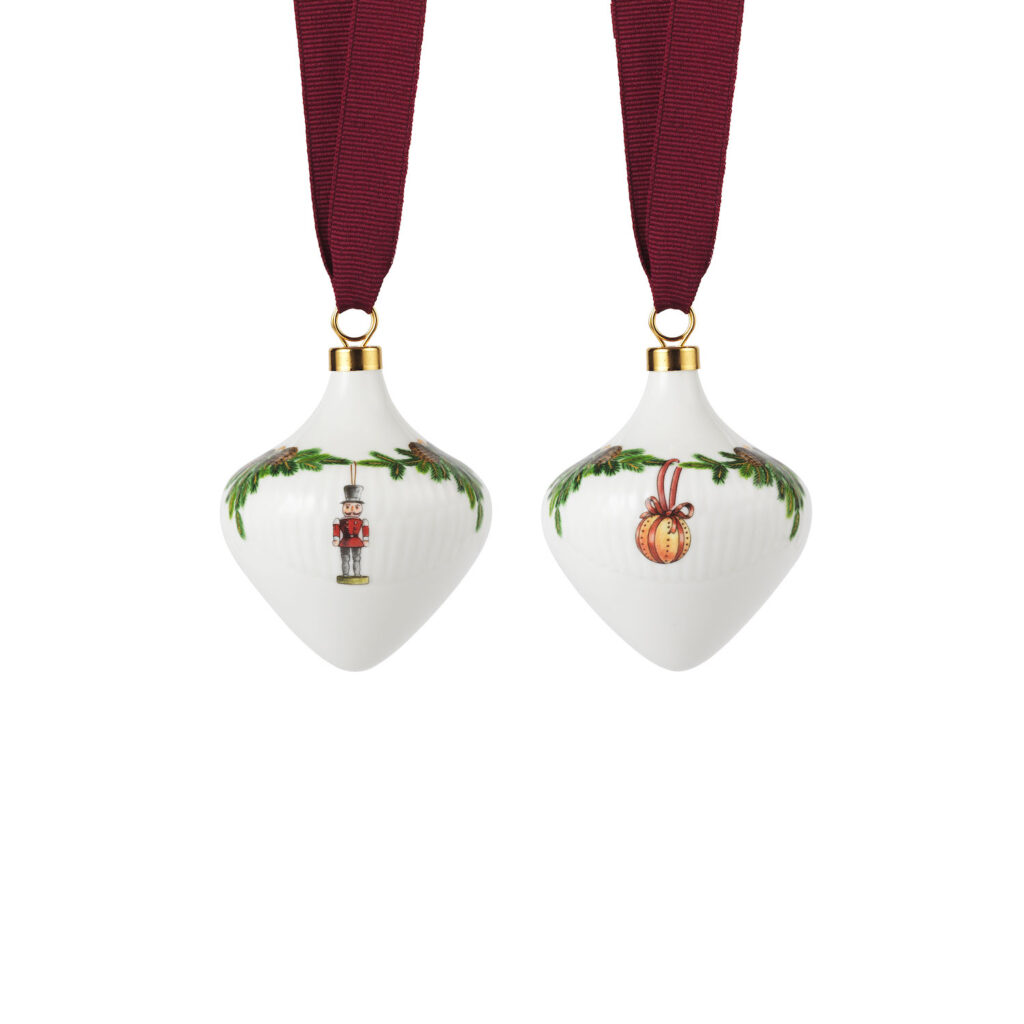 スターフルーテッド クリスマス オーナメント 2個セット[∅6.5×H9cm] ¥16,500 (ロイヤルコペンハーゲン) | ホリデーシーズンのアイコン「スターフルーテッド クリスマス」から、もみの木のガーランドがおもちゃの兵隊やボールでデコレーションされたデザインのオーナメントが登場。深紅のリボンがロマンティックなアクセントに。
スターフルーテッド クリスマス オーナメント 2025[∅6.5×H9cm]  2個セット¥16,500（ロイヤル コペンハーゲン）