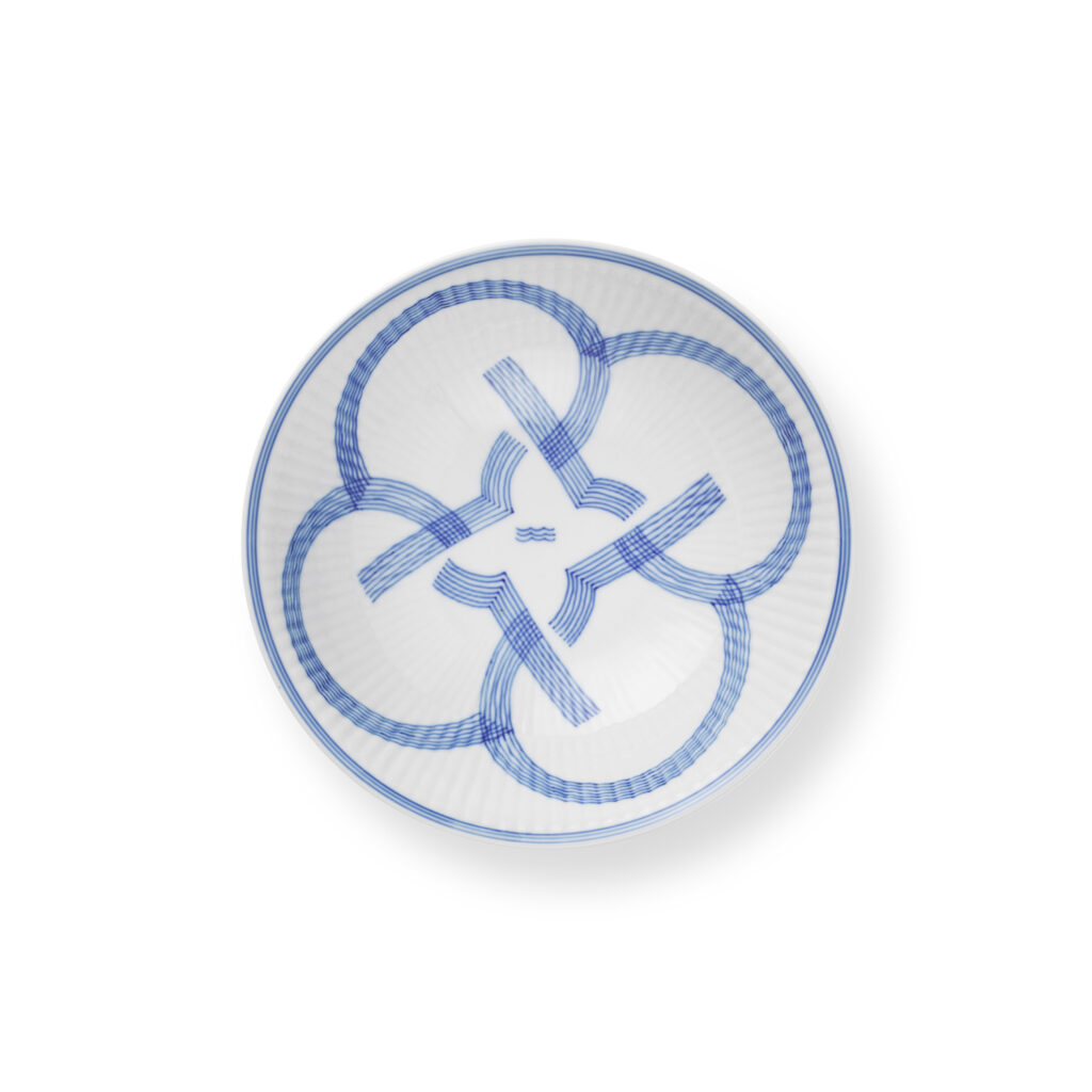 モチーフ ボウル[∅16×H5cm] ¥16,500 (ロイヤル コペンハーゲン) | ボウルの中には、「ブルーフルーテッド プレイン」の花の部分がデフォルメされた「モチーフ」のパターンが描かれる。深さは約5cmと、フルーツやスナック、サラダを盛り付けるのにもちょうどいい。モチーフ ボウル[∅16×H5cm] ¥16,500（ロイヤル コペンハーゲン）