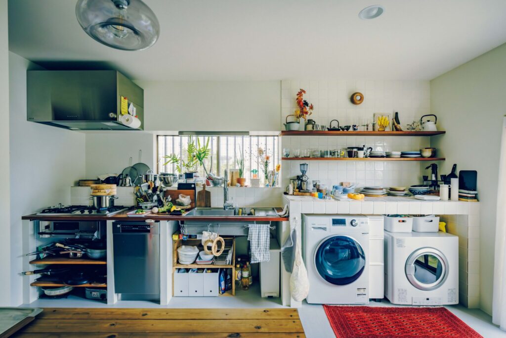 家事の動線を一直線におさめる。アートが彩る開放的なアイランドキッチン。