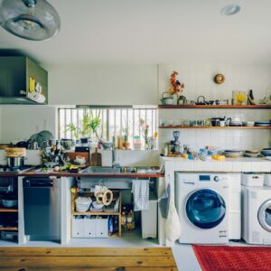 家事の動線を一直線におさめる。アートが彩る開放的なアイランドキッチン。 | キッチンは素材にこだわり、オリジナルで造作。収納に扉がないので、フライパンや鍋なども料理をしながらすぐに取り出せる。