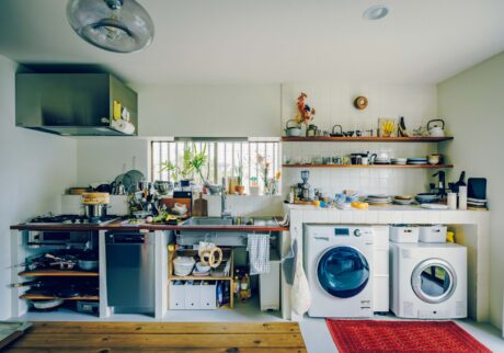 家事の動線を一直線におさめる。アートが彩る開放的なアイランドキッチン。 | キッチンは素材にこだわり、オリジナルで造作。収納に扉がないので、フライパンや鍋なども料理をしながらすぐに取り出せる。