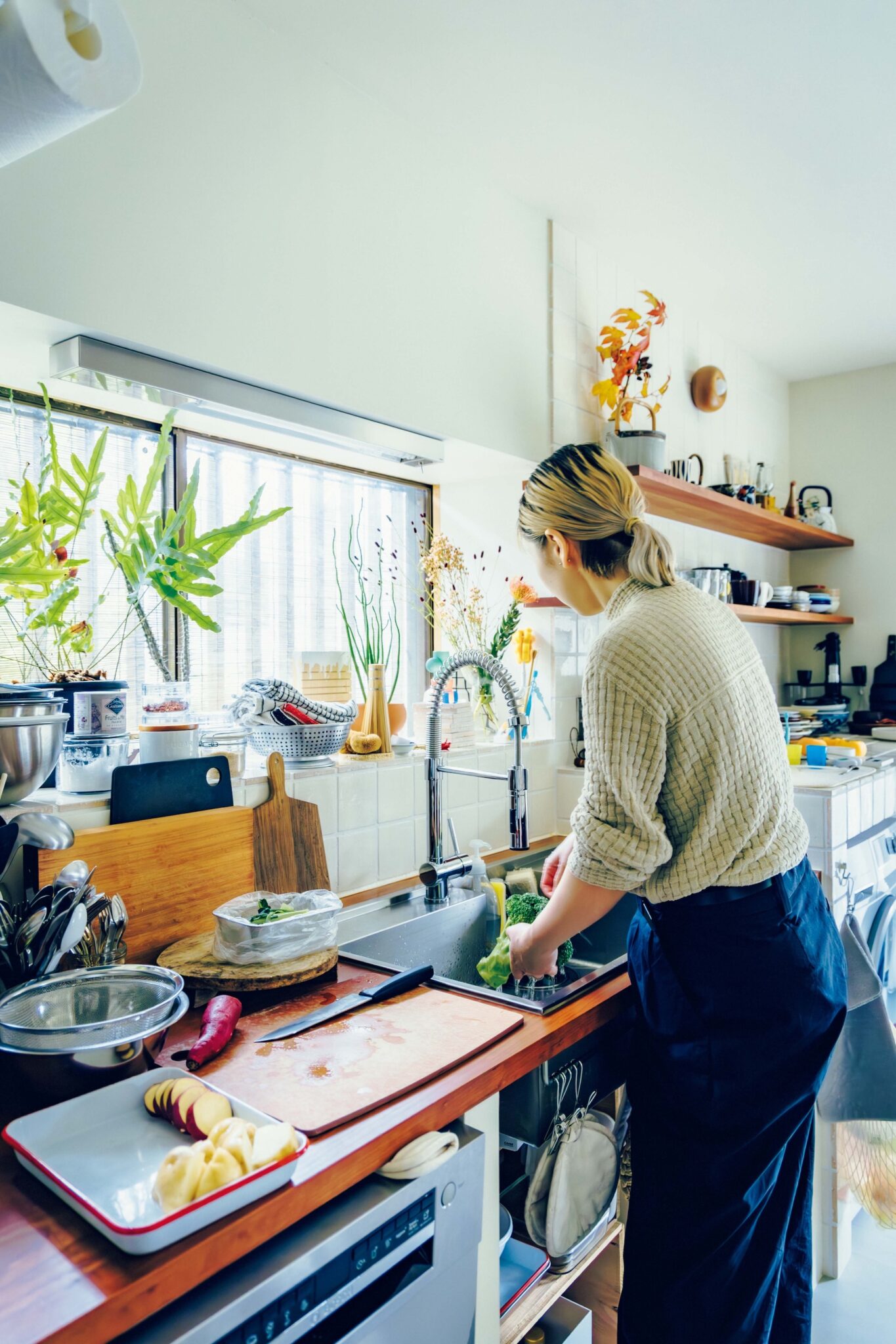 家事の動線を一直線におさめる。アートが彩る開放的なアイランドキッチン。 | 食器や調理道具を置いたときなど、ものが当たる音が柔らかくあってほしいと、天板には木を選んだ。キッチンの素材はほぼtoolboxで揃えた。