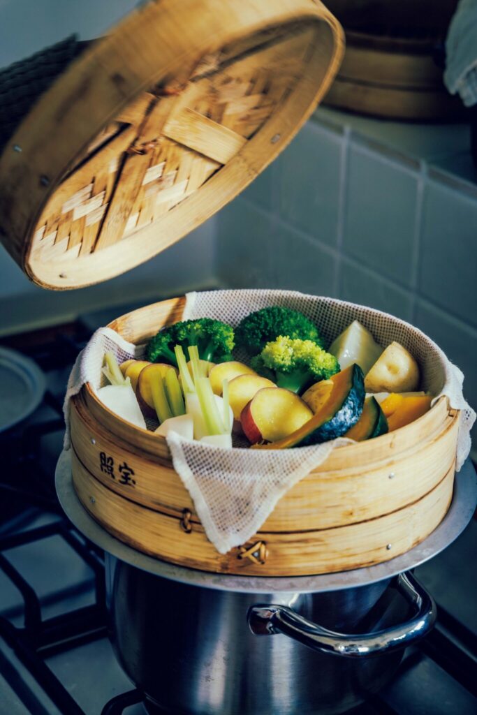 家事の動線を一直線におさめる。アートが彩る開放的なアイランドキッチン。 | 通勤に片道2 時間かかるので毎日はできないけれど、料理は大好き。せいろ蒸しは手軽でヘルシーなのでよく作る。