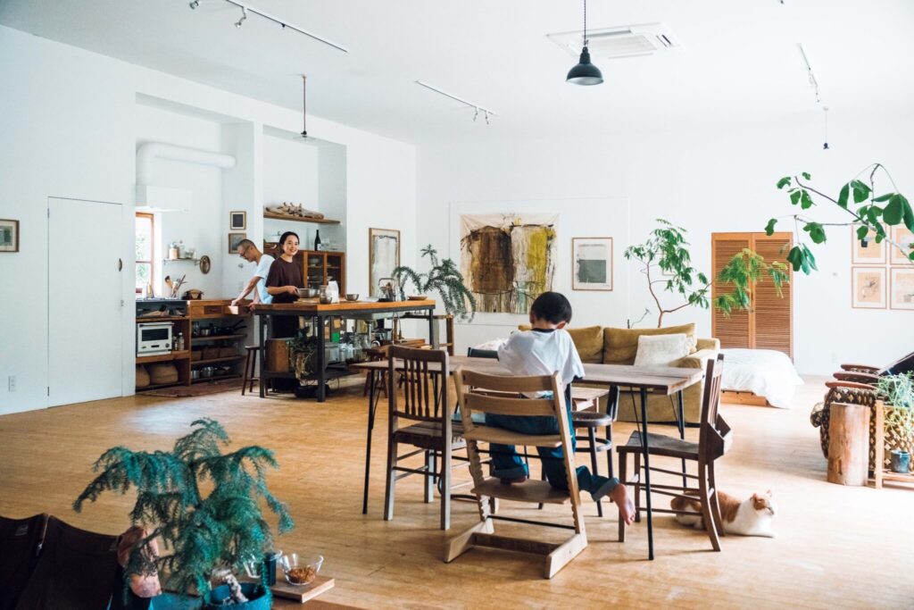 どの角度から眺めても、愛せる場所。自然と家族の真ん中にある、台所。