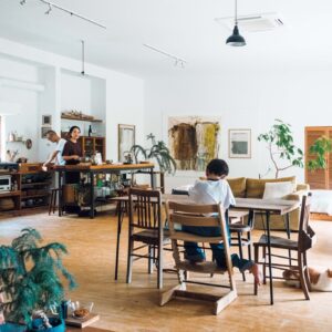 どの角度から眺めても、愛せる場所。自然と家族の真ん中にある、台所。 | 山、川、畑がある大分の自然豊かな環境で暮らす岡崎真悟さん、あかねさん、むぎくん。卓球場を改装した一軒家の空間は、リビングと台所が一体になった心地よさがある。