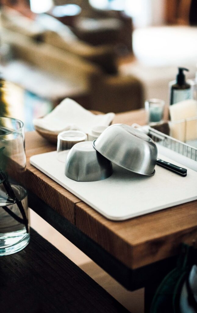 どの角度から眺めても、愛せる場所。自然と家族の真ん中にある、台所。 | 珪藻土の水切りマットに食器を置き、すばやく乾く工夫を。