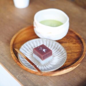 編集者、コピーライター・山村光春さんが案内する、〝ひとり喫する〞カフェ。 | 月白喫茶室
「店主が抹茶を点ててくれるのですが、その様子を映画を観るように鑑賞するのが好きです。抹茶は八女の星野茶(¥1,600*菓子付き)で、濃厚なコクとほろ苦さがいい」▷福岡市中央区六本松1‒7‒8‒1‒1F奥 ☎なし 12:00~19:00 木休 Instagram@tsukishiro.ametsuchi 編集者、コピーライター・山村光春さんが案内する、〝ひとり喫する〞カフェ。 | 月白喫茶室
「店主が抹茶を点ててくれるのですが、その様子を映画を観るように鑑賞するのが好きです。抹茶は八女の星野茶(¥1,600*菓子付き)で、濃厚なコクとほろ苦さがいい」▷福岡市中央区六本松1‒7‒8‒1‒1F奥 ☎なし 12:00~19:00 木休 Instagram@tsukishiro.ametsuchi