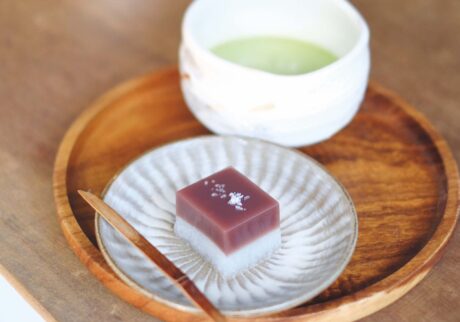 編集者、コピーライター・山村光春さんが案内する、〝ひとり喫する〞カフェ。 | 月白喫茶室
「店主が抹茶を点ててくれるのですが、その様子を映画を観るように鑑賞するのが好きです。抹茶は八女の星野茶(¥1,600*菓子付き)で、濃厚なコクとほろ苦さがいい」▷福岡市中央区六本松1‒7‒8‒1‒1F奥 ☎なし 12:00~19:00 木休 Instagram@tsukishiro.ametsuchi 編集者、コピーライター・山村光春さんが案内する、〝ひとり喫する〞カフェ。 | 月白喫茶室
「店主が抹茶を点ててくれるのですが、その様子を映画を観るように鑑賞するのが好きです。抹茶は八女の星野茶(¥1,600*菓子付き)で、濃厚なコクとほろ苦さがいい」▷福岡市中央区六本松1‒7‒8‒1‒1F奥 ☎なし 12:00~19:00 木休 Instagram@tsukishiro.ametsuchi