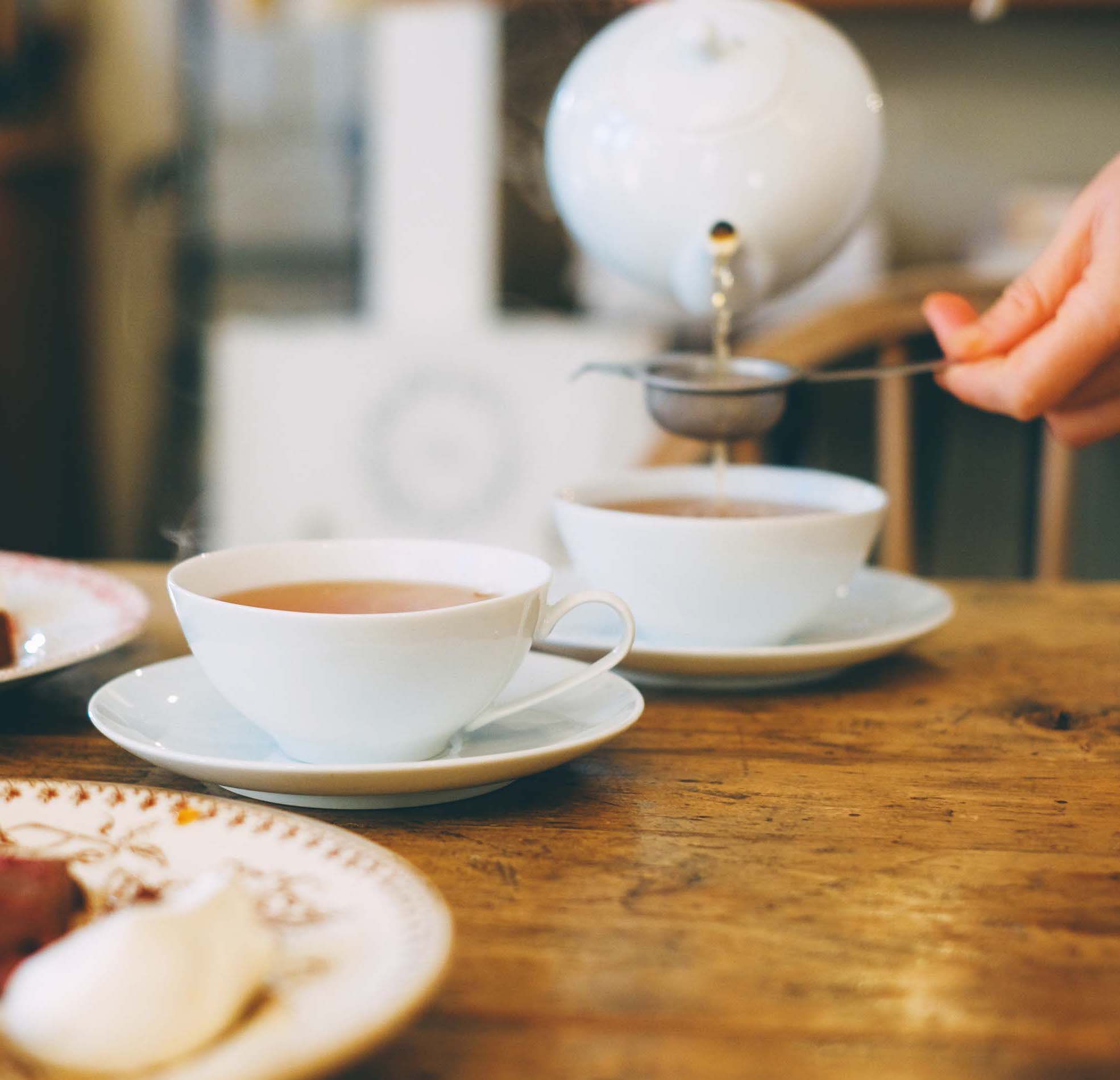 編集者、コピーライター・山村光春さんが案内する、〝ひとり喫する〞カフェ。 | café licht
「僕の神戸の目的地です。カリカリとして香ばしく、ひそやかな甘さのスコーン（￥500～）と、家で飲んでも絶対にこうはならない、香り高い紅茶を必ず頼みます」▷神戸市中央区中山手通7‒2‒1 ☎070‒1768‒118
8　営業日時はInstagram@cafe_lichtにて確認を。