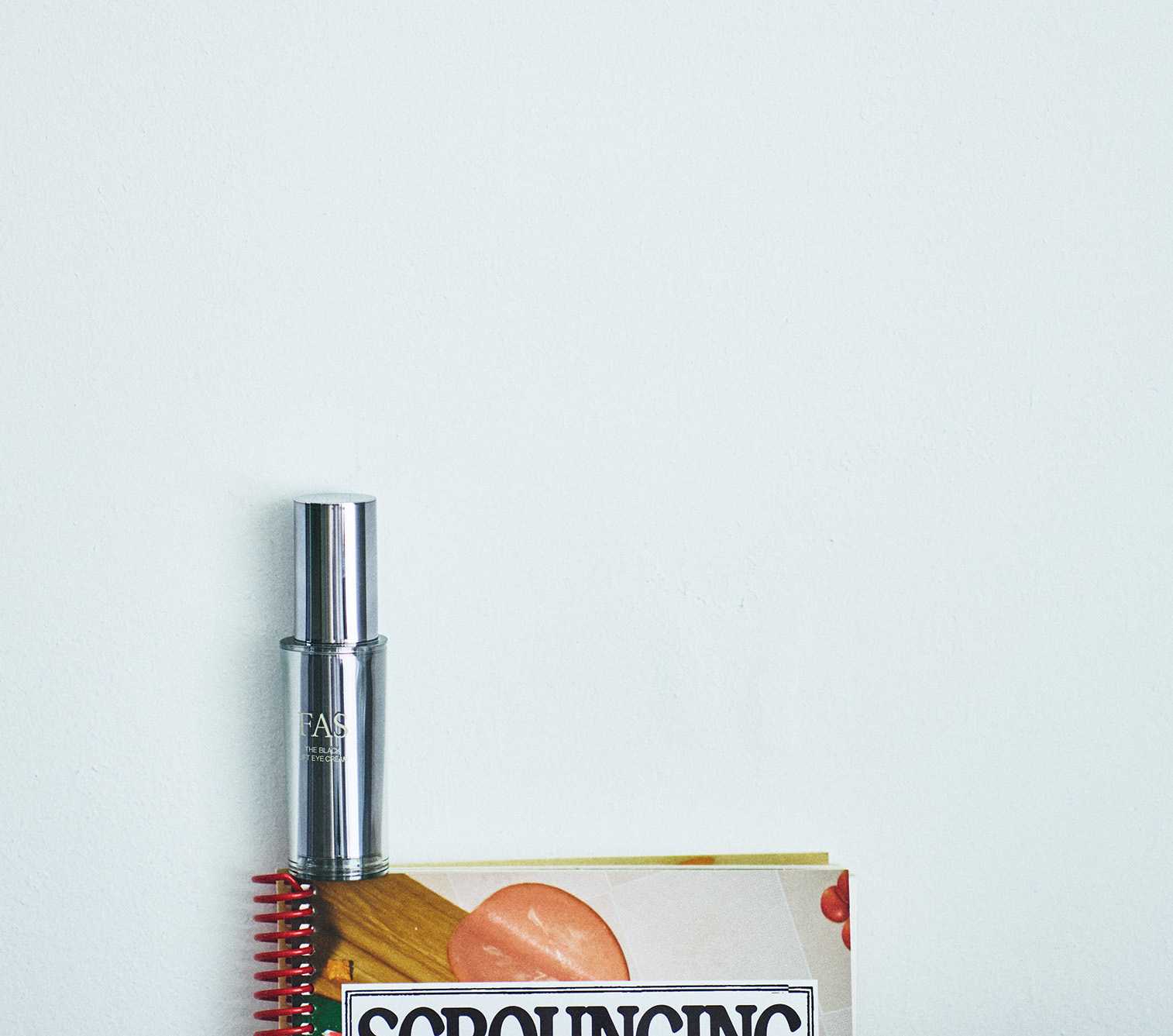 まるでコルセット？ 緩んだまぶたに密着する〈FAS〉のアイクリーム。