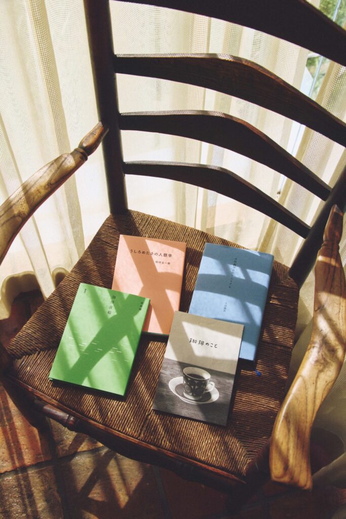 『蕪木』店主・蕪木祐介さんが選ぶ、コーヒーがもっとおいしくなる読書案内。 『蕪木』店主・蕪木祐介さんが選ぶ、コーヒーがもっとおいしくなる読書案内。