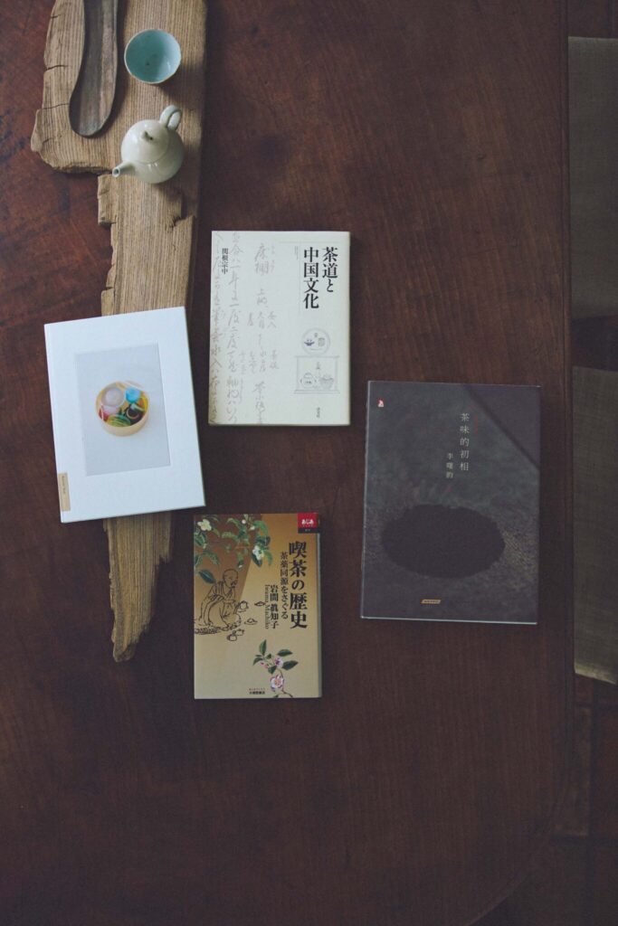 陶作家・安藤雅信さんが選ぶ、中国茶・台湾茶がもっとおいしくなる読書案内。