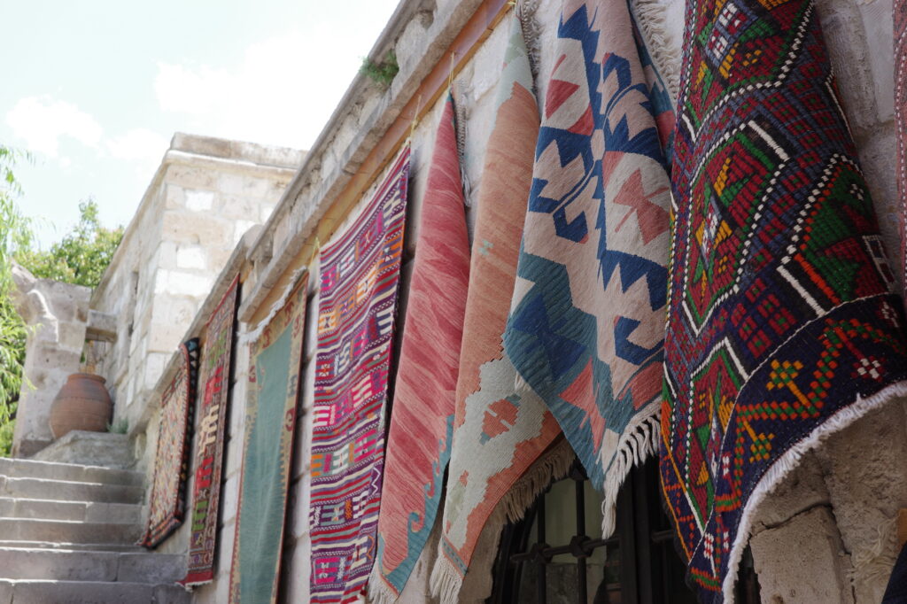 スタイリスト・石井佳苗さんと平井かずみさんが教えてくれた、ラグの楽しみ。 | カッパドキアのラグ店。「奇岩群や気球で知られるカッパドキアですが、ラグの産地でもあるので街中に店が点在していました」