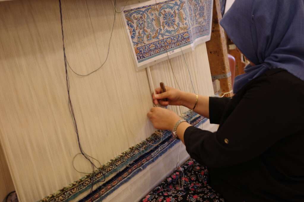 スタイリスト・石井佳苗さんと平井かずみさんが教えてくれた、ラグの楽しみ。 | ラグ店の中には、手織りで制作中の職人も。
