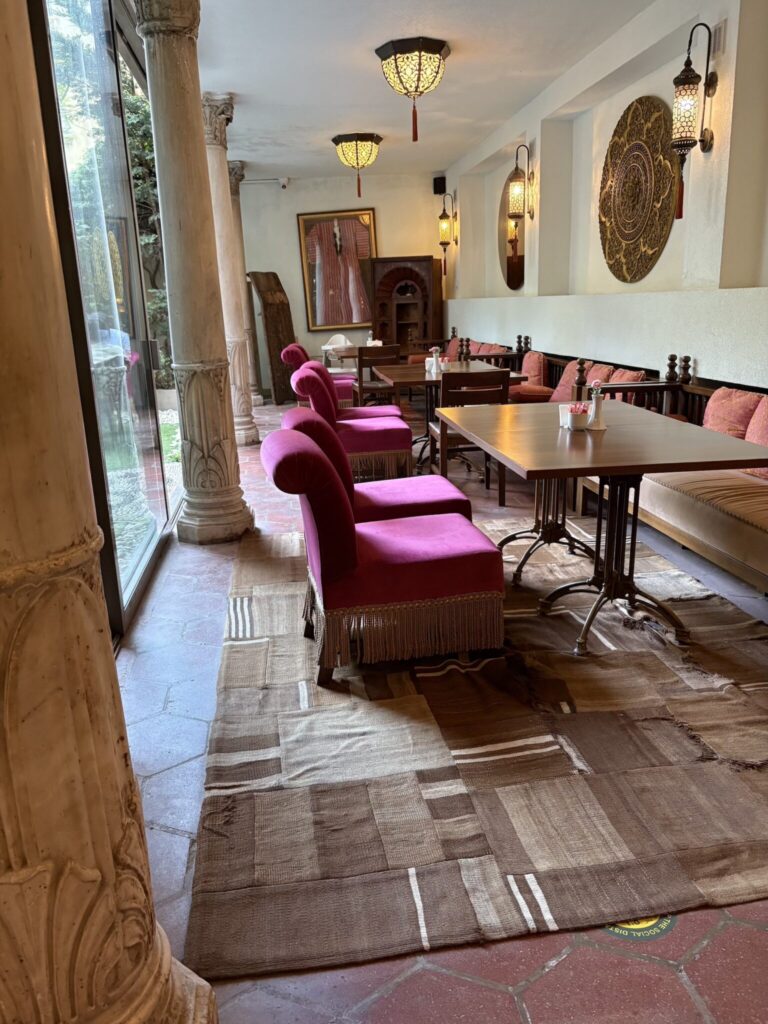 スタイリスト・石井佳苗さんと平井かずみさんが教えてくれた、ラグの楽しみ。 | 立ち寄ったレストランで見つけたパッチワークラグ。