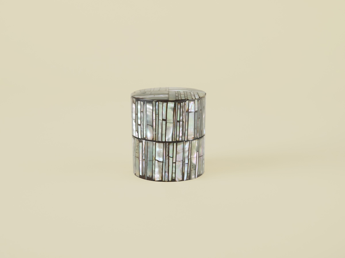 漆と螺鈿のコントラストが美しい小島雄四郎の茶道具・棗 (なつめ) 。骨董王子・郷古隆洋の日用品案内。